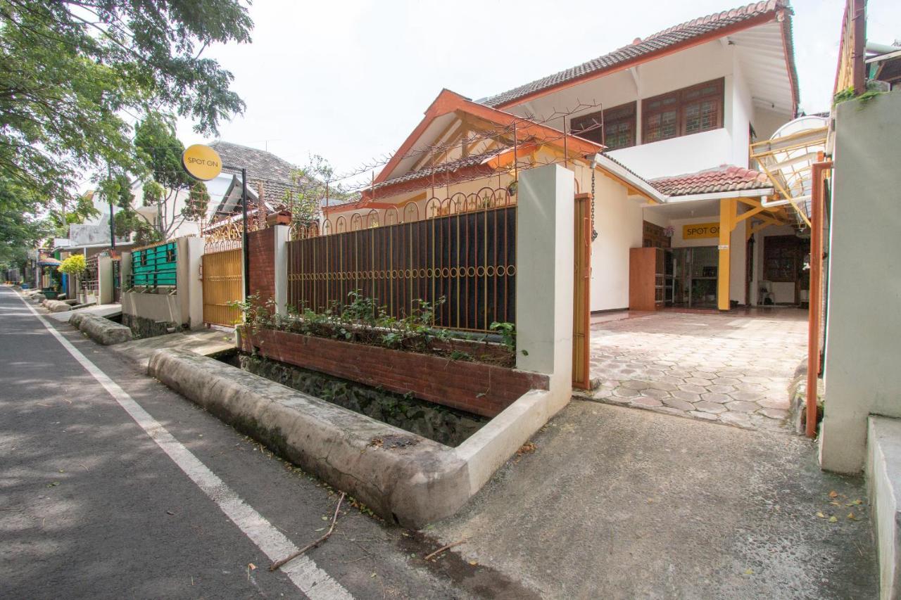Spot On 3218 Bee Palm Family Syariah Hotell Malang Exteriör bild